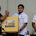 Dirreskrimsus Polda Sulut, Kombes Pol FX Winardi Prabowo, menyerahkan apresiasi kepada Kasat Reskrim Polres Kotamobagu, IPTU Ahmad Waafi, dalam rapat Anev penanganan korupsi di Mapolda Sulut, Rabu (20/5/2026).
