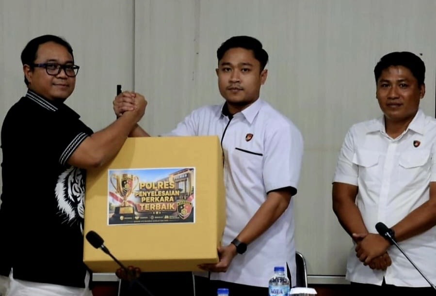 Dirreskrimsus Polda Sulut, Kombes Pol FX Winardi Prabowo, menyerahkan apresiasi kepada Kasat Reskrim Polres Kotamobagu, IPTU Ahmad Waafi, dalam rapat Anev penanganan korupsi di Mapolda Sulut, Rabu (20/5/2026).