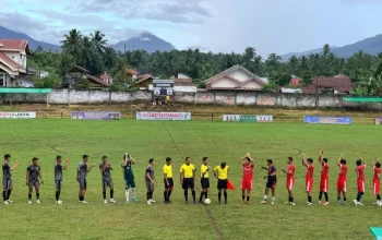 Skuad Amikei Kodim dan Matali FC bersama wasit sebelum laga di Stadion Nunuk Matali, yang berakhir dengan kemenangan telak 13-2 untuk Amikei Kodim.