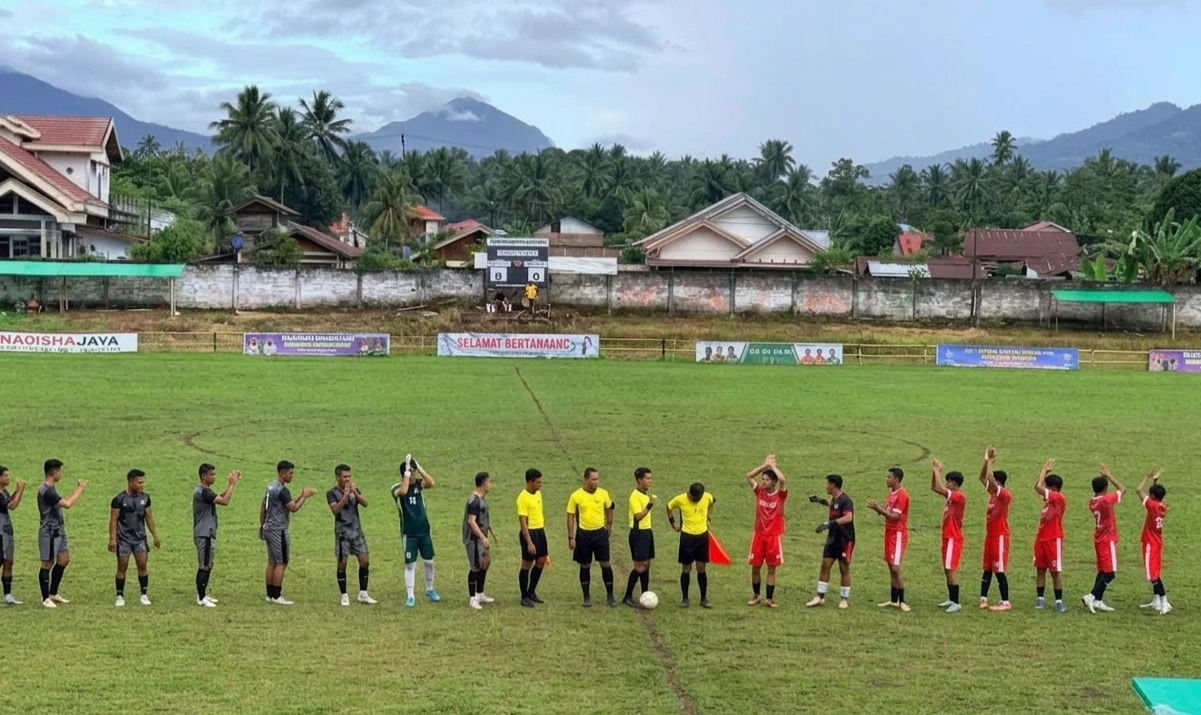 Skuad Amikei Kodim dan Matali FC bersama wasit sebelum laga di Stadion Nunuk Matali, yang berakhir dengan kemenangan telak 13-2 untuk Amikei Kodim.