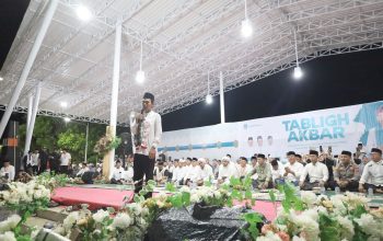 Ustaz Abdul Somad (UAS) menyampaikan tausiyah pada Tabligh Akbar satu dekade Program Ibadah Subuh Bersama (PISB) di Alun-alun Bolsel, Sabtu (23/5/2026) malam.