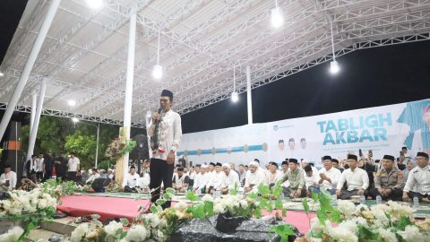 Ustaz Abdul Somad (UAS) menyampaikan tausiyah pada Tabligh Akbar satu dekade Program Ibadah Subuh Bersama (PISB) di Alun-alun Bolsel, Sabtu (23/5/2026) malam.