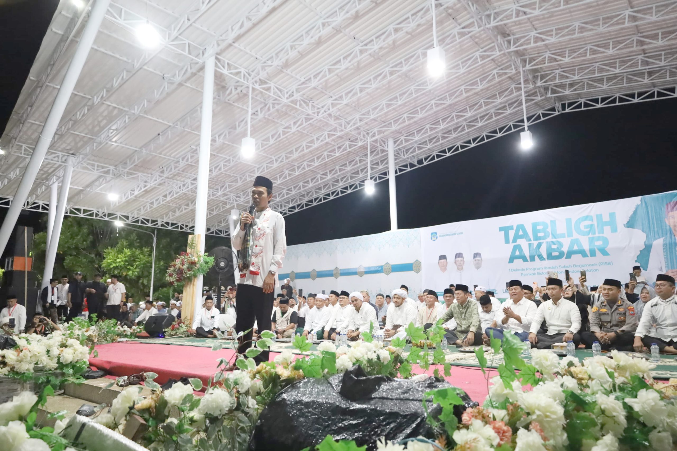 Ustaz Abdul Somad (UAS) menyampaikan tausiyah pada Tabligh Akbar satu dekade Program Ibadah Subuh Bersama (PISB) di Alun-alun Bolsel, Sabtu (23/5/2026) malam.