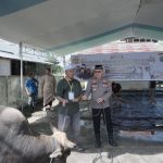 Wakapolres Kotamobagu Kompol Romel M.C.J.A. Pontoh, S.I.P., M.A.P., menyerahkan hewan kurban secara simbolis kepada perwakilan masyarakat dalam rangka Idul Adha 1447 H melalui program Kurban Polri Presisi di Mapolres Kotamobagu, Rabu (27/5/2026). Foto: Humas Polres Kotamobagu