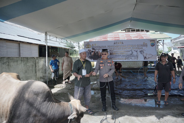 Wakapolres Kotamobagu Kompol Romel M.C.J.A. Pontoh, S.I.P., M.A.P., menyerahkan hewan kurban secara simbolis kepada perwakilan masyarakat dalam rangka Idul Adha 1447 H melalui program Kurban Polri Presisi di Mapolres Kotamobagu, Rabu (27/5/2026). Foto: Humas Polres Kotamobagu