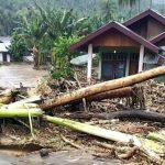 Material kayu dan lumpur menutup akses jalan serta merendam rumah warga di Desa Solimandungan, Kecamatan Bolaang, Kabupaten Bolmong, Selasa (27/5/2026).