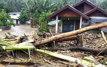 Material kayu dan lumpur menutup akses jalan serta merendam rumah warga di Desa Solimandungan, Kecamatan Bolaang, Kabupaten Bolmong, Selasa (27/5/2026).