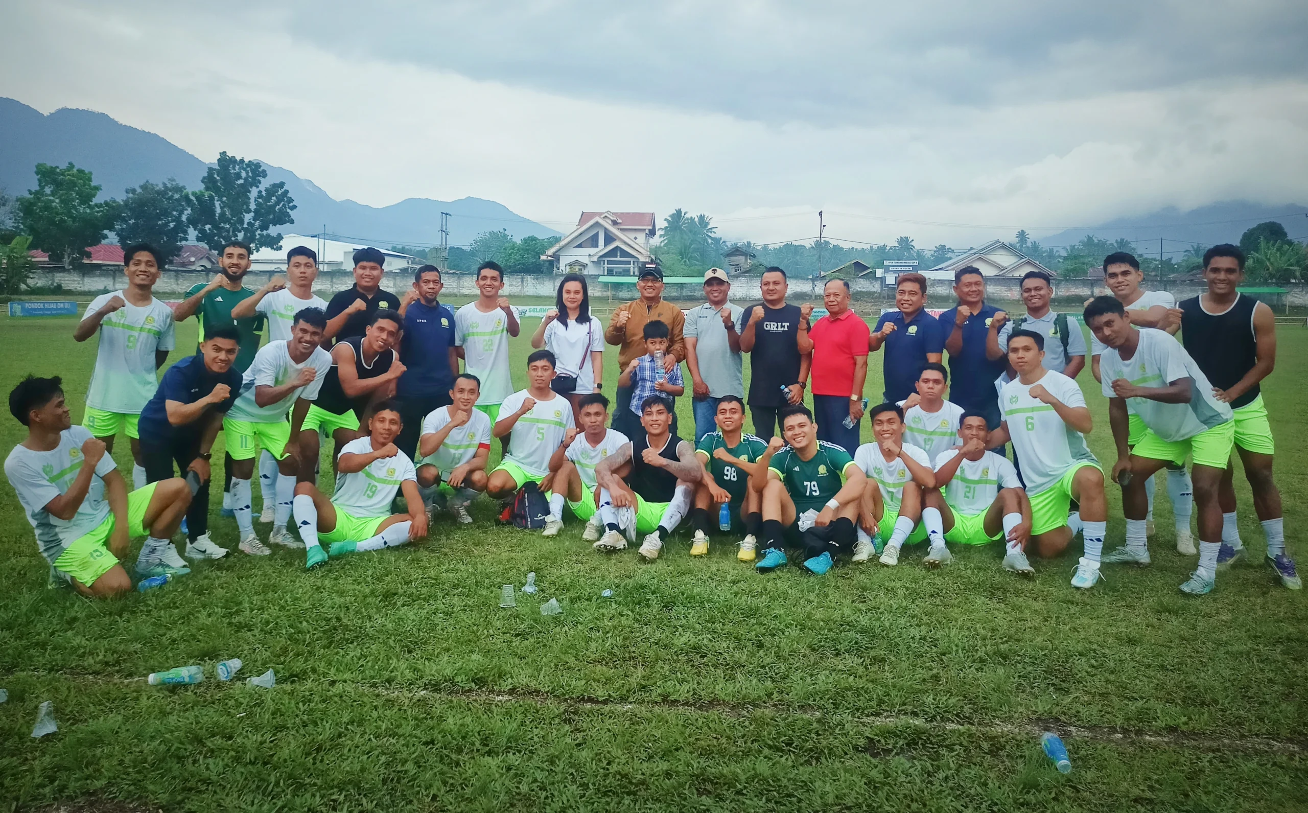 Skuad Amkei Kodim 1303/BM berpose bersama usai menaklukkan Academy Persin 3-0 di laga perdana Grup G Matali Cup V 2026, mendapat apresiasi langsung dari Dandim 1303 Bolmong Letkol Inf. Manashe Lomo.