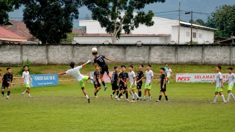 Amkei Kodim 1303/BM tampil dominan dengan kostum putih, memastikan kemenangan 3-0 atas Academy Persin, mendapat apresiasi dari Dandim Letkol Inf. Manashe Lomo.