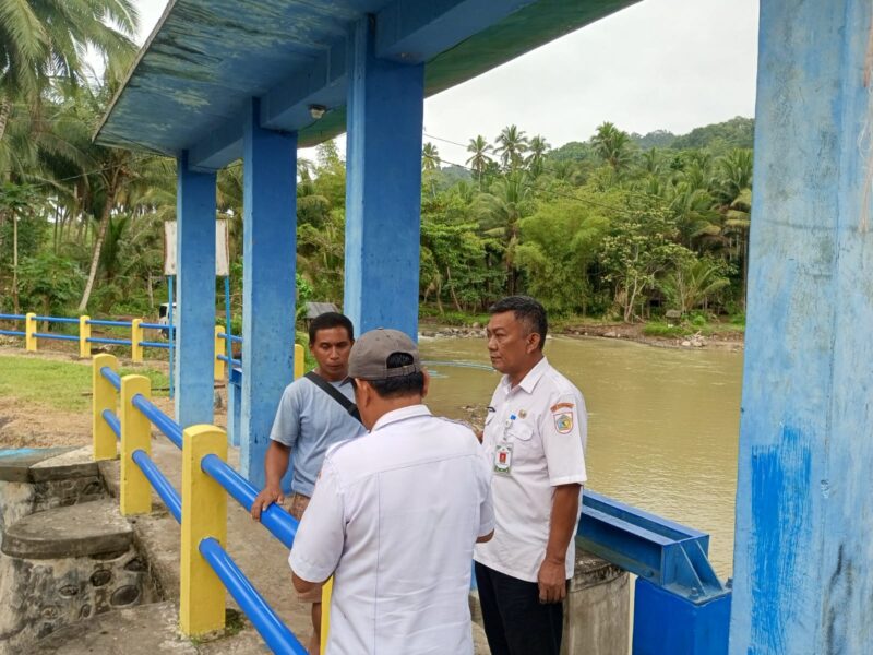 Tim DLH bersama aparat meninjau instalasi pengendali air di aliran Sungai Moayat. Inspeksi ini dilakukan pasca-kerusakan ekosistem sungai dan kematian massal ikan yang diduga akibat limbah pengolahan emas ilegal di hulu. 