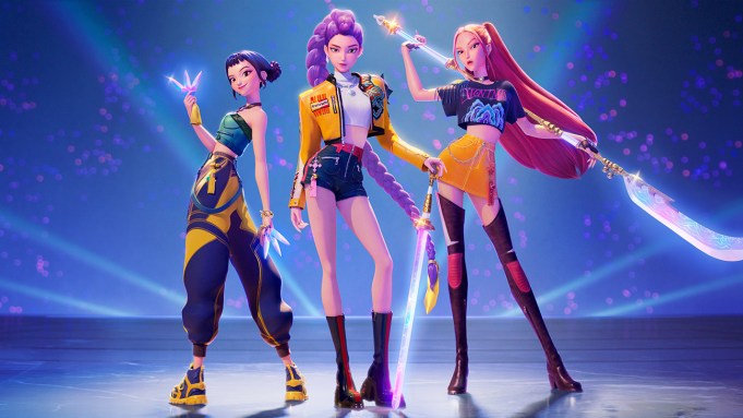 Grup idola Huntr/x yang beranggotakan Rumi, Mira, dan Zoey dalam salah satu cuplikan film KPop Demon Hunters. Netflix baru saja mengumumkan kolaborasi dengan AEG Presents untuk membawa aksi panggung mereka ke dunia nyata melalui tur konser global. (Sumber: Netflix)