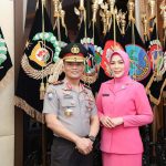 Momen kebersamaan Irjen Kalingga Rendra Raharja dan Ny. Bulawan Widhyastuti Kalingga-Binol dalam acara resmi Polri.