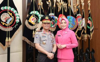 Momen kebersamaan Irjen Kalingga Rendra Raharja dan Ny. Bulawan Widhyastuti Kalingga-Binol dalam acara resmi Polri.