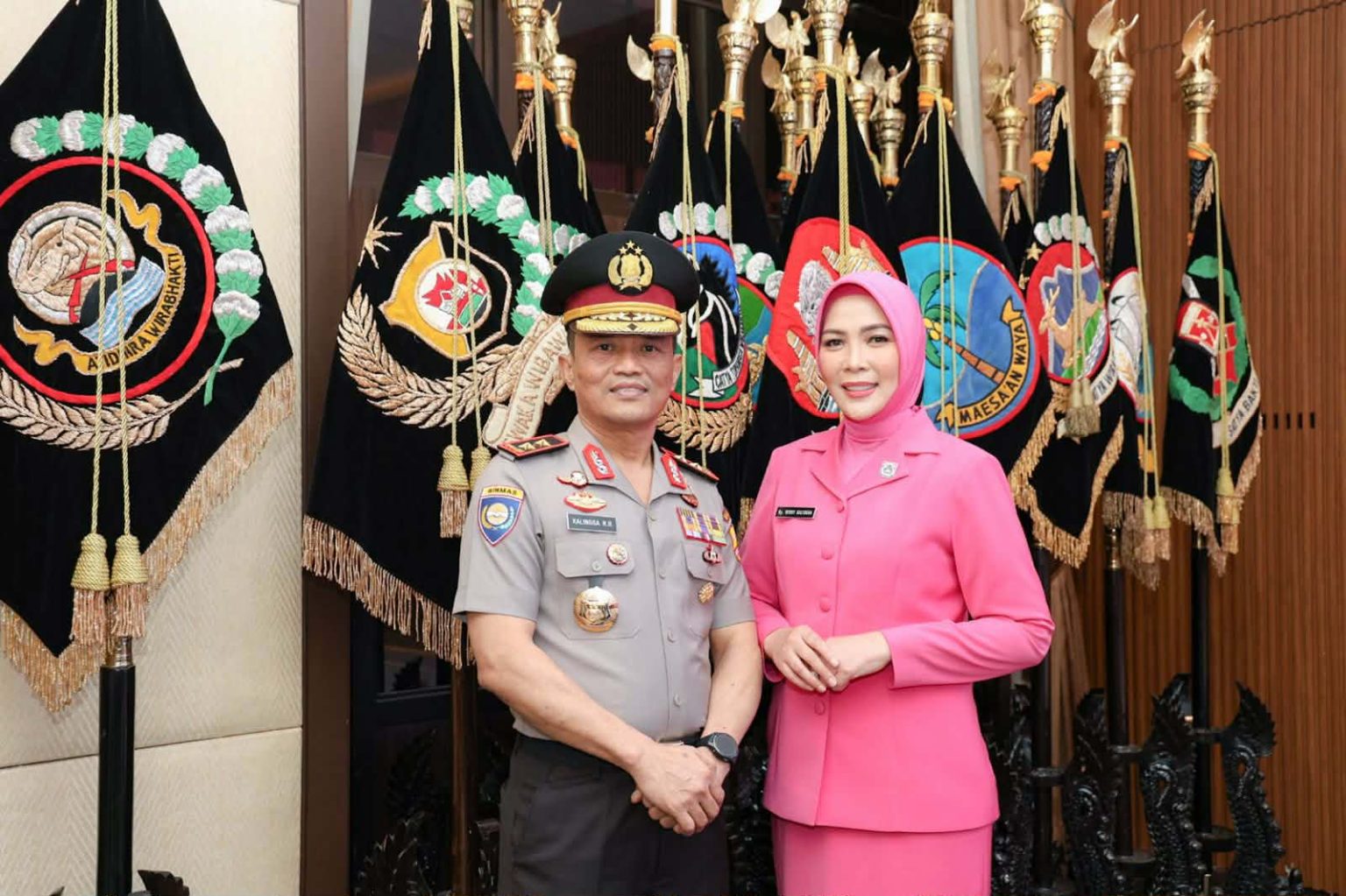 Momen kebersamaan Irjen Kalingga Rendra Raharja dan Ny. Bulawan Widhyastuti Kalingga-Binol dalam acara resmi Polri.