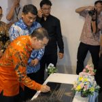 Menteri Kebudayaan RI Fadli Zon (batik oranye) bersama Gubernur Sulawesi Utara Yulius Selvanus (batik biru) saat penandatanganan prasasti peresmian tampilan baru Museum Negeri Sulut di Manado, Jumat (22/5/2026).