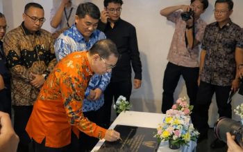 Menteri Kebudayaan RI Fadli Zon (batik oranye) bersama Gubernur Sulawesi Utara Yulius Selvanus (batik biru) saat penandatanganan prasasti peresmian tampilan baru Museum Negeri Sulut di Manado, Jumat (22/5/2026).