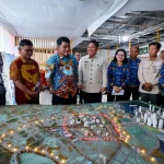 Gubernur Yulius Selvanus, didampingi jajaran pejabat terkait saat mengamati maket pengembangan Kawasan Ekonomi Khusus (KEK) Bitung, Kamis (30/4/2026). Peninjauan ini difokuskan pada penguatan integrasi logistik antara kawasan industri dengan Pelabuhan Internasional dan Jalan Tol Manado-Bitung. (Foto: Humas Pemprov Sulut)