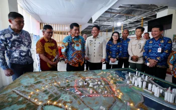 Gubernur Yulius Selvanus, didampingi jajaran pejabat terkait saat mengamati maket pengembangan Kawasan Ekonomi Khusus (KEK) Bitung, Kamis (30/4/2026). Peninjauan ini difokuskan pada penguatan integrasi logistik antara kawasan industri dengan Pelabuhan Internasional dan Jalan Tol Manado-Bitung. (Foto: Humas Pemprov Sulut)
