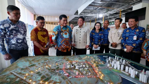 Gubernur Yulius Selvanus, didampingi jajaran pejabat terkait saat mengamati maket pengembangan Kawasan Ekonomi Khusus (KEK) Bitung, Kamis (30/4/2026). Peninjauan ini difokuskan pada penguatan integrasi logistik antara kawasan industri dengan Pelabuhan Internasional dan Jalan Tol Manado-Bitung. (Foto: Humas Pemprov Sulut)