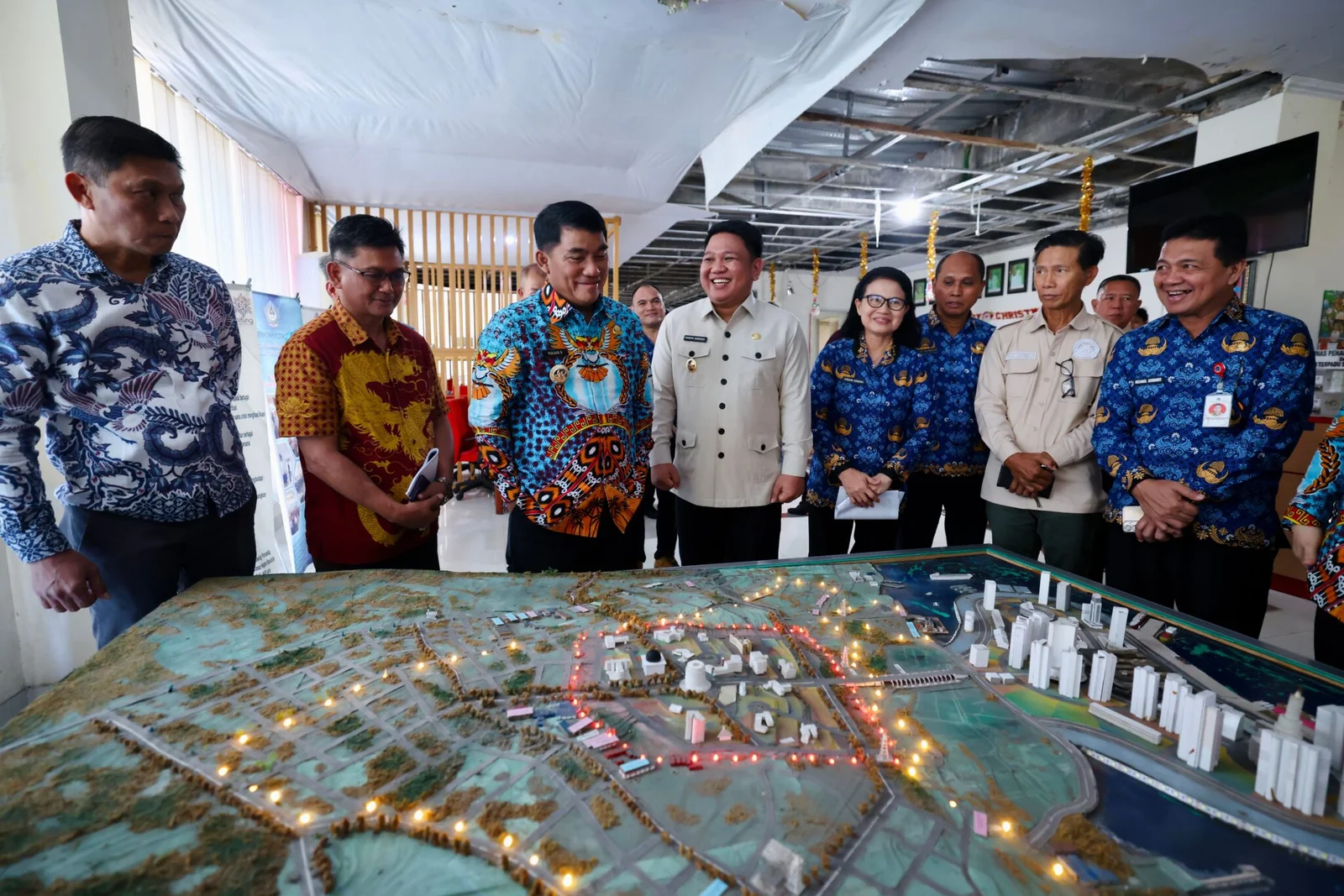 Gubernur Yulius Selvanus, didampingi jajaran pejabat terkait saat mengamati maket pengembangan Kawasan Ekonomi Khusus (KEK) Bitung, Kamis (30/4/2026). Peninjauan ini difokuskan pada penguatan integrasi logistik antara kawasan industri dengan Pelabuhan Internasional dan Jalan Tol Manado-Bitung. (Foto: Humas Pemprov Sulut)