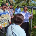 Menteri Pertanian Andi Amran Sulaiman (kanan, berbaju putih) dan Gubernur Sulawesi Utara Yulius Selvanus (kiri, berbaju batik kuning) saat meninjau lokasi pertanian di Manado, Sulawesi Utara. Kunjungan ini merupakan bagian dari koordinasi untuk merealisasikan penambahan alokasi bibit jagung seluas 15 ribu hektare di provinsi tersebut guna memperkuat swasembada pangan.