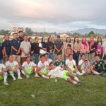 FOTO BERSAMA KEMENANGAN: Usai mencatatkan kemenangan telak 7-1 atas Bantong Sakti, tim sepak bola Amkey Kodim 1303/Bolmong (pemain berjersey putih-hijau neon) berfoto bersama jajaran ofisial, pendukung, dan Ketua Persit KCK Cabang XV, Ny. Irene Manashe Lomo (berdiri di tengah dengan jaket coklat). Kehadiran Ibu Ketua Persit dan suporter di pinggir lapangan menjadi motivasi tambahan bagi tim untuk menampilkan performa terbaik.
