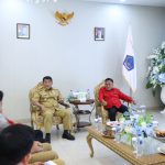SINERGI POLITIK: Gubernur Sulut Yulius Selvanus (kiri) saat berdiskusi dengan Ketua DPD PDI Perjuangan Sulut Olly Dondokambey (kanan) untuk membahas keberlanjutan pembangunan daerah, Senin (11/5/2026).