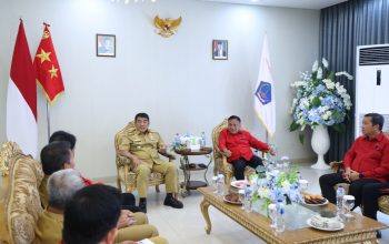 SINERGI POLITIK: Gubernur Sulut Yulius Selvanus (kiri) saat berdiskusi dengan Ketua DPD PDI Perjuangan Sulut Olly Dondokambey (kanan) untuk membahas keberlanjutan pembangunan daerah, Senin (11/5/2026).