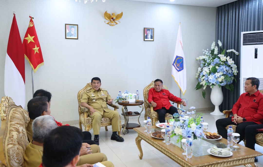 SINERGI POLITIK: Gubernur Sulut Yulius Selvanus (kiri) saat berdiskusi dengan Ketua DPD PDI Perjuangan Sulut Olly Dondokambey (kanan) untuk membahas keberlanjutan pembangunan daerah, Senin (11/5/2026).