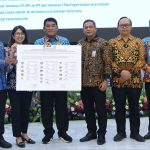 Gubernur Sulut, Yulius Selvanus didamping Sekprov Tahlis Gallang bersama perwakilan KPK RI dan jajaran Kantor Pertanahan menandatangani komitmen bersama pengawasan pertanahan di Wisma Negara Bumi Beringin, Manado, Selasa (12/5/2026). Langkah ini menegaskan sinergi dalam mencegah pungli dan memastikan tata kelola aset daerah yang transparan.