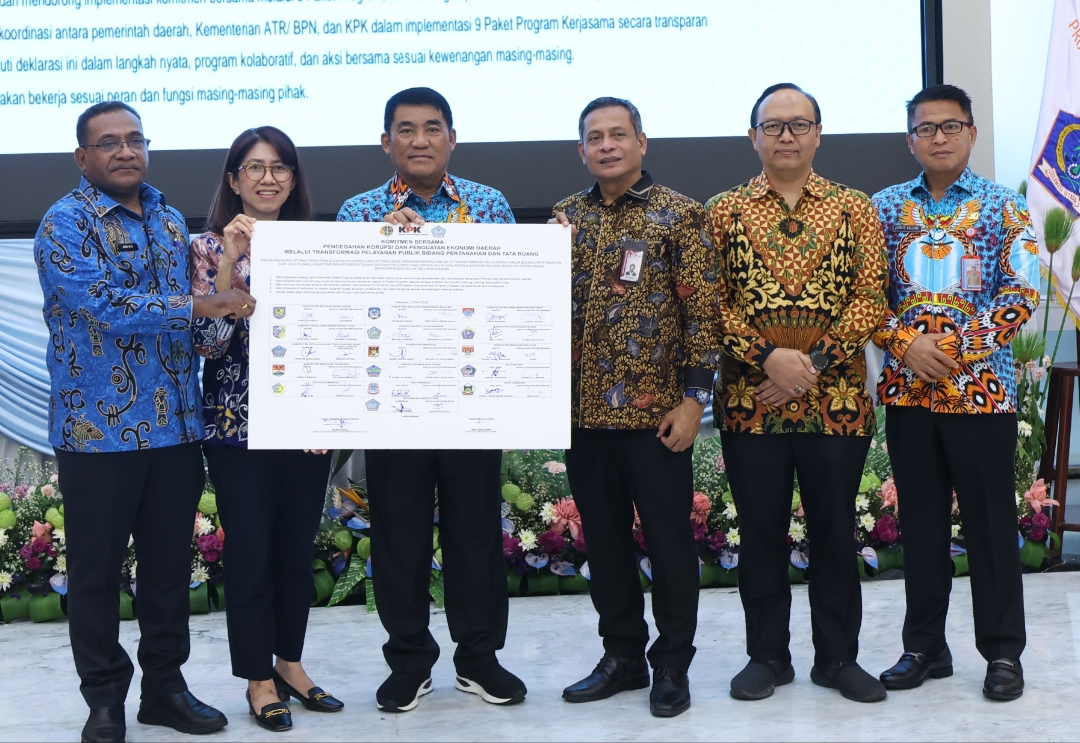 Gubernur Sulut, Yulius Selvanus didamping Sekprov Tahlis Gallang bersama perwakilan KPK RI dan jajaran Kantor Pertanahan menandatangani komitmen bersama pengawasan pertanahan di Wisma Negara Bumi Beringin, Manado, Selasa (12/5/2026). Langkah ini menegaskan sinergi dalam mencegah pungli dan memastikan tata kelola aset daerah yang transparan.