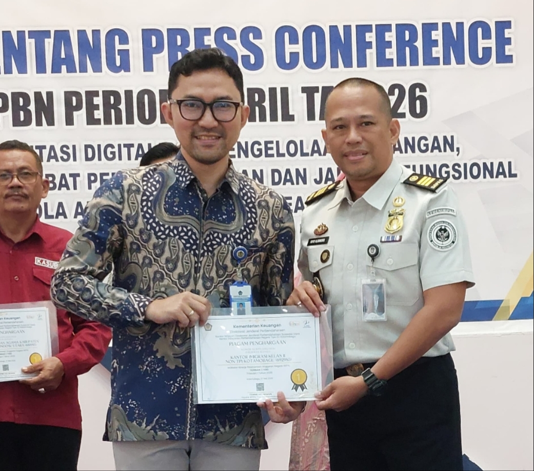 Kepala KPPN Kotamobagu Tommy H. Niwan (kiri) menyerahkan Piagam Penghargaan Terbaik I IKPA Triwulan I 2026 kepada Kasi Dokumen dan Izin Tinggal Keimigrasian Rifki Alisandrix (kanan) yang mewakili Kepala Kantor Imigrasi Kotamobagu Ferdinan Bidjang.