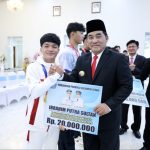 Gubernur Sulut Yulius Selvanus menyerahkan bonus apresiasi senilai Rp20 juta kepada atlet berprestasi di Wisma Negara Bumi Beringin Manado, Senin (25/5/2026).