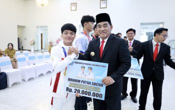 Gubernur Sulut Yulius Selvanus menyerahkan bonus apresiasi senilai Rp20 juta kepada atlet berprestasi di Wisma Negara Bumi Beringin Manado, Senin (25/5/2026).