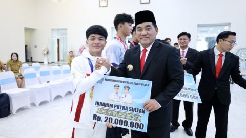 Gubernur Sulut Yulius Selvanus menyerahkan bonus apresiasi senilai Rp20 juta kepada atlet berprestasi di Wisma Negara Bumi Beringin Manado, Senin (25/5/2026).