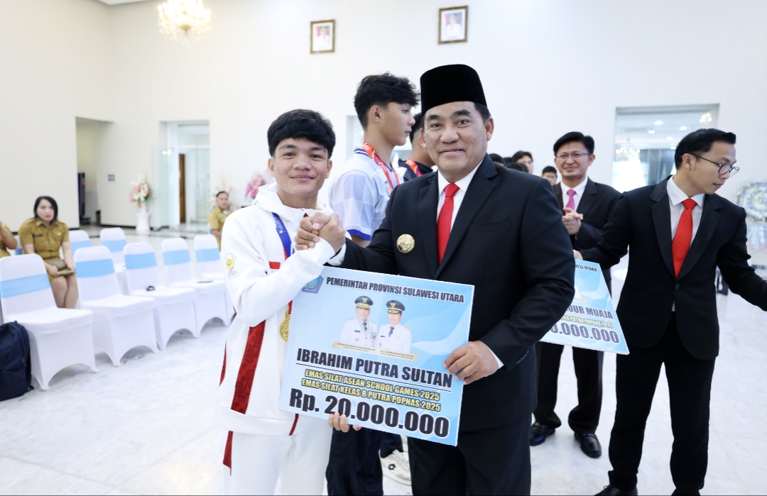 Gubernur Sulut Yulius Selvanus menyerahkan bonus apresiasi senilai Rp20 juta kepada atlet berprestasi di Wisma Negara Bumi Beringin Manado, Senin (25/5/2026).