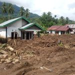 Kondisi rumah warga di Desa Solimandungan Dua, Kabupaten Bolaang Mongondow, yang tertimbun lumpur pascabanjir bandang. Petugas gabungan terus melakukan pembersihan material di lokasi terdampak.