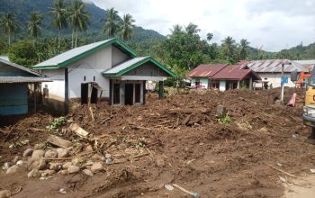 Kondisi rumah warga di Desa Solimandungan Dua, Kabupaten Bolaang Mongondow, yang tertimbun lumpur pascabanjir bandang. Petugas gabungan terus melakukan pembersihan material di lokasi terdampak.