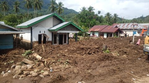 Kondisi rumah warga di Desa Solimandungan Dua, Kabupaten Bolaang Mongondow, yang tertimbun lumpur pascabanjir bandang. Petugas gabungan terus melakukan pembersihan material di lokasi terdampak.