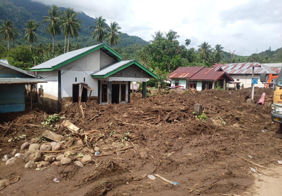 Kondisi rumah warga di Desa Solimandungan Dua, Kabupaten Bolaang Mongondow, yang tertimbun lumpur pascabanjir bandang. Petugas gabungan terus melakukan pembersihan material di lokasi terdampak.