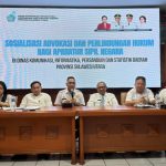 Kadis Kominfo Sulut Dr. Zainudin Saleh Hilimi, SE, ME, AK, CA (ketiga dari kanan) bersama Koordinator LKBH Korpri Sulut Marchelino Mewengkang (ketiga dari kiri) dan tim hukum saat menggelar kegiatan Sosialisasi Advokasi dan Perlindungan Hukum bagi ASN di lingkungan DKIPS Provinsi Sulawesi Utara di Manado, Rabu (20/5). (Foto: Dok. Diskominfo Sulut)