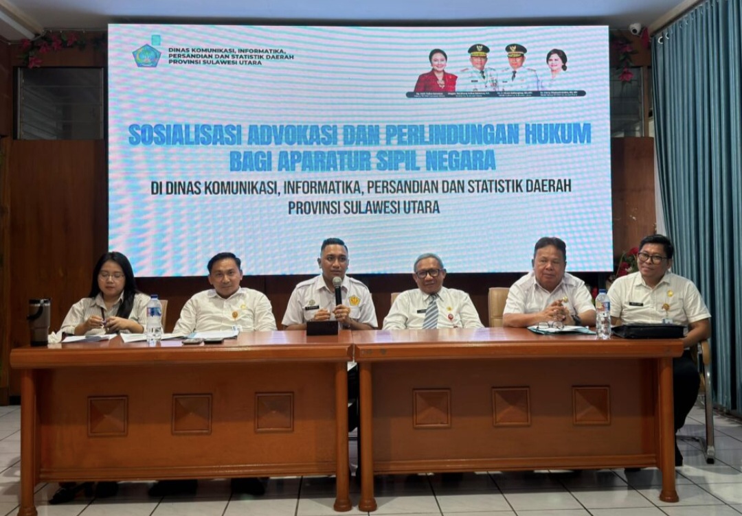 Kadis Kominfo Sulut Dr. Zainudin Saleh Hilimi, SE, ME, AK, CA (ketiga dari kanan) bersama Koordinator LKBH Korpri Sulut Marchelino Mewengkang (ketiga dari kiri) dan tim hukum saat menggelar kegiatan Sosialisasi Advokasi dan Perlindungan Hukum bagi ASN di lingkungan DKIPS Provinsi Sulawesi Utara di Manado, Rabu (20/5). (Foto: Dok. Diskominfo Sulut)