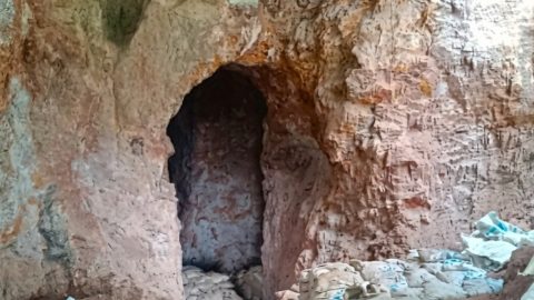 Lobang galian PETI di Desa Bakan dengan tumpukan material terlihat jelas, mencerminkan aktivitas penambangan tanpa izin yang disorot karena risiko keselamatan dan lingkungan.