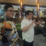 Anggota DPRD Kotamobagu, Herdy Muhammad Agung Korompot (HMAK), didampingi kuasa hukumnya Supriadi Pangellu, memberikan klarifikasi usai menjalani pemeriksaan di Polres Kotamobagu terkait laporan dugaan penipuan yang dilayangkan BK alias Beto.