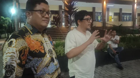 Anggota DPRD Kotamobagu, Herdy Muhammad Agung Korompot (HMAK), didampingi kuasa hukumnya Supriadi Pangellu, memberikan klarifikasi usai menjalani pemeriksaan di Polres Kotamobagu terkait laporan dugaan penipuan yang dilayangkan BK alias Beto.