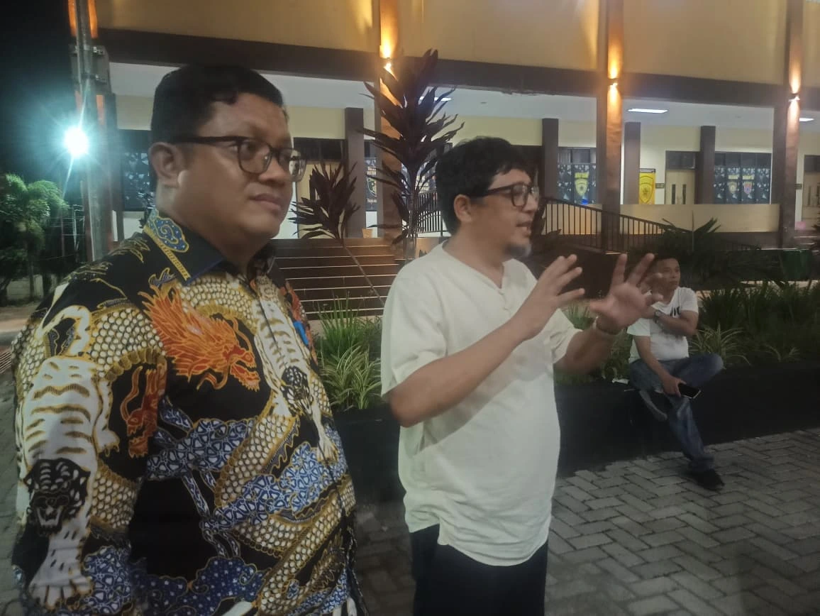 Anggota DPRD Kotamobagu, Herdy Muhammad Agung Korompot (HMAK), didampingi kuasa hukumnya Supriadi Pangellu, memberikan klarifikasi usai menjalani pemeriksaan di Polres Kotamobagu terkait laporan dugaan penipuan yang dilayangkan BK alias Beto.