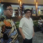 Advokat Supriyadi Pangellu, SH, MH (kiri), saat mendampingi Anggota DPRD Kotamobagu, Herdy Korompot (kanan), di Mapolres Kotamobagu, Senin (11/5/2026). Selain mendampingi kasus hukum pribadi Herdy, Pangellu dikenal sebagai pelapor dugaan mal-administrasi APBD Kotamobagu 2026 ke Ombudsman RI. Hal ini memicu dinamika baru dalam pengawasan kebijakan publik di Kotamobagu.
