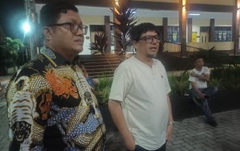 Advokat Supriyadi Pangellu, SH, MH (kiri), saat mendampingi Anggota DPRD Kotamobagu, Herdy Korompot (kanan), di Mapolres Kotamobagu, Senin (11/5/2026). Selain mendampingi kasus hukum pribadi Herdy, Pangellu dikenal sebagai pelapor dugaan mal-administrasi APBD Kotamobagu 2026 ke Ombudsman RI. Hal ini memicu dinamika baru dalam pengawasan kebijakan publik di Kotamobagu.