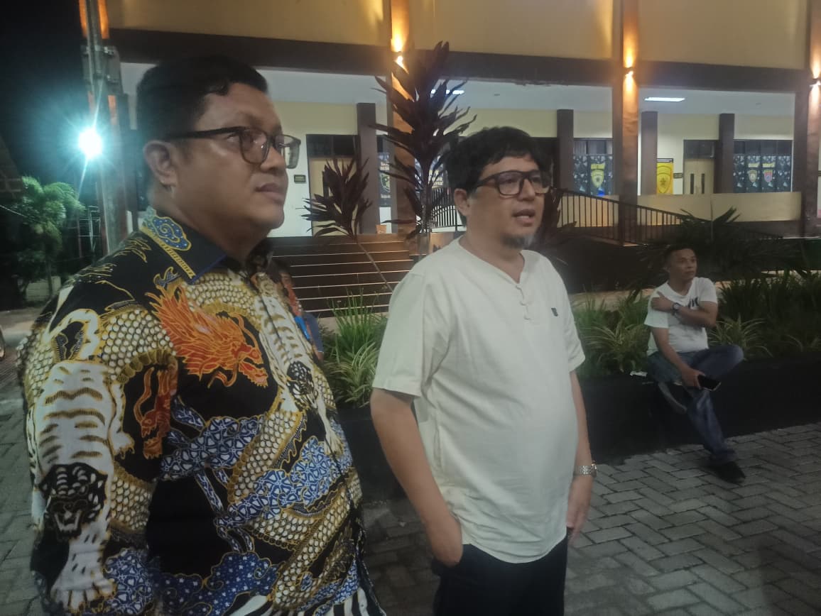 Advokat Supriyadi Pangellu, SH, MH (kiri), saat mendampingi Anggota DPRD Kotamobagu, Herdy Korompot (kanan), di Mapolres Kotamobagu, Senin (11/5/2026). Selain mendampingi kasus hukum pribadi Herdy, Pangellu dikenal sebagai pelapor dugaan mal-administrasi APBD Kotamobagu 2026 ke Ombudsman RI. Hal ini memicu dinamika baru dalam pengawasan kebijakan publik di Kotamobagu.