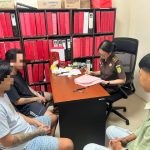 Penyidik Satresnarkoba Polres Boltim saat menyerahkan berkas perkara dan tersangka tindak pidana narkotika kepada JPU di Kantor Kejaksaan Negeri Kotamobagu, Kamis (21/5/2026).
